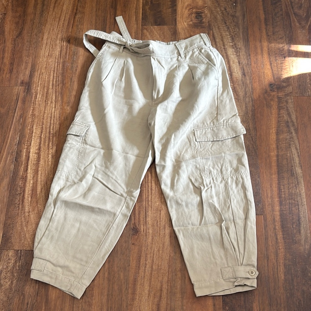Barrel leg cargo pants. Banana Republic. Sz 10 short.